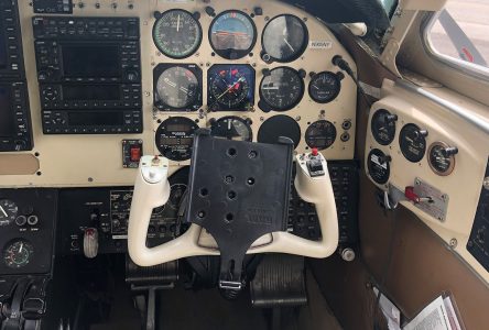 1972-Beechcraft-BE9L--N905NY_Cockpit-R